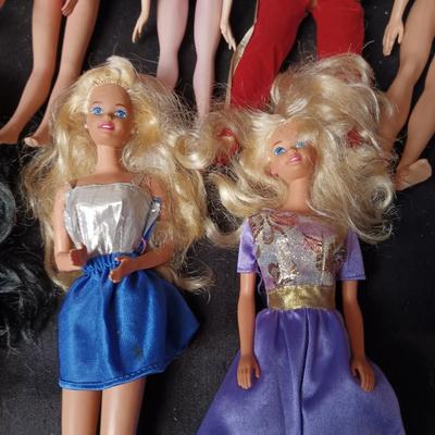 A COLLECTION OF BARBIE AND KEN DOLLS