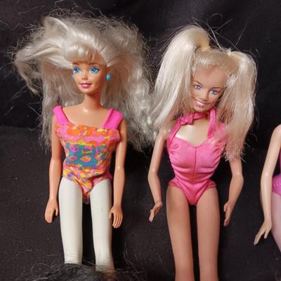 A COLLECTION OF BARBIE AND KEN DOLLS