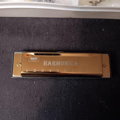 KEYCHAINS IN ORGANIZER BOX, HARMONICA AND STICKERS