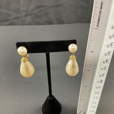 -199- COSTUME JEWELRY | Richelieu Pearl Clip Earrings | Marked