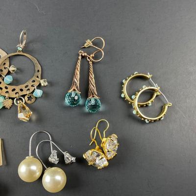 -212- COSTUME JEWELRY | Miscellaneous Gold Toned Earrings