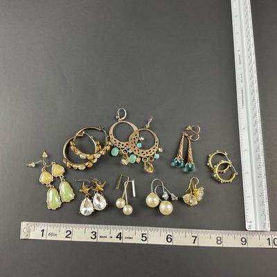-212- COSTUME JEWELRY | Miscellaneous Gold Toned Earrings