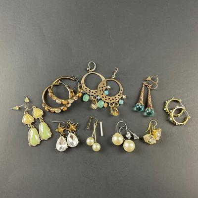 -212- COSTUME JEWELRY | Miscellaneous Gold Toned Earrings