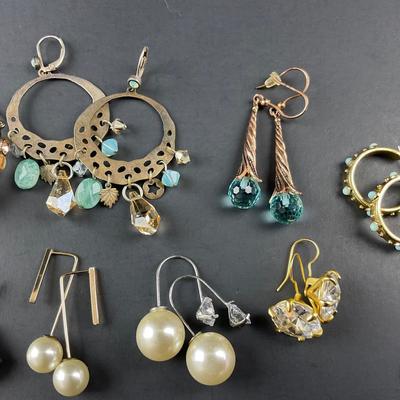 -212- COSTUME JEWELRY | Miscellaneous Gold Toned Earrings