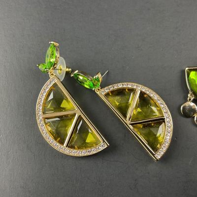 -214- COSTUME JEWELRY | Green & Yellow Gold Tone Earrings