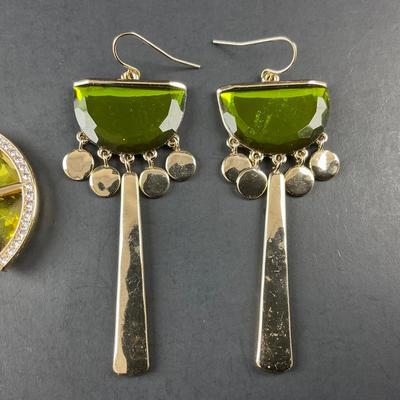 -214- COSTUME JEWELRY | Green & Yellow Gold Tone Earrings