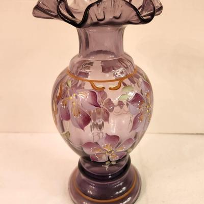 Lot #134 Beautiful Fenton Art Glass Vase 2002 Amethyst