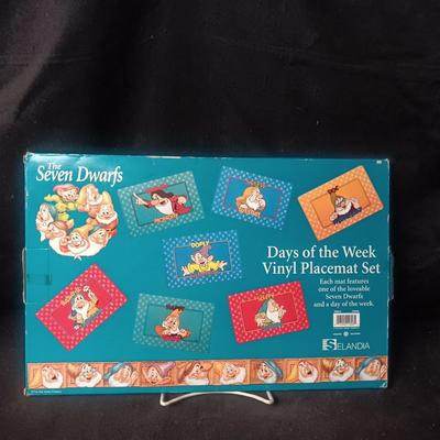 NEW "THE SEVEN DWARFS" 7 PADDED VINYL PLACEMATS