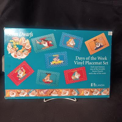 NEW "THE SEVEN DWARFS" 7 PADDED VINYL PLACEMATS