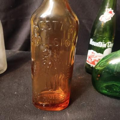 AN ASSORTMENT OF VINTAGE GLASS BOTTLES