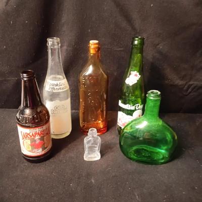 AN ASSORTMENT OF VINTAGE GLASS BOTTLES