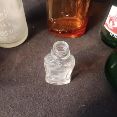 AN ASSORTMENT OF VINTAGE GLASS BOTTLES