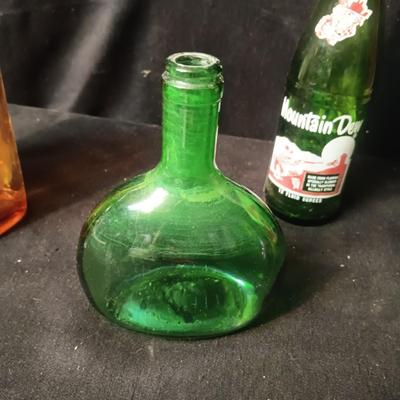 AN ASSORTMENT OF VINTAGE GLASS BOTTLES