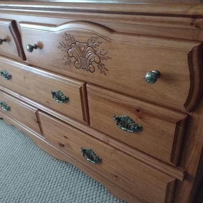 Quality Solid Wood Knotted Pine Stretch Dresser with Mirror Hutch
