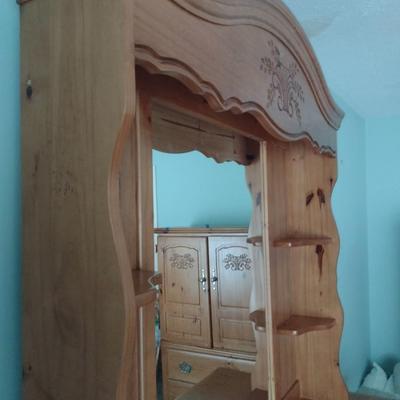 Quality Solid Wood Knotted Pine Stretch Dresser with Mirror Hutch