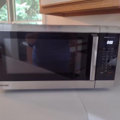 Toshiba 1200 Watt Microwave- In Working Condition