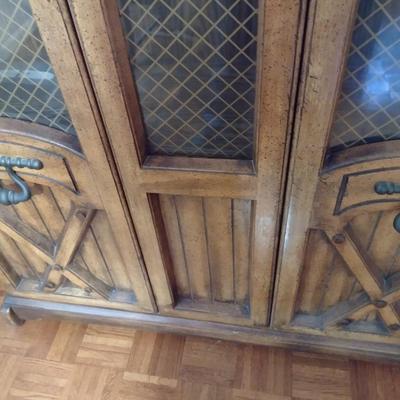 Single Unit Double Door China Cabinet