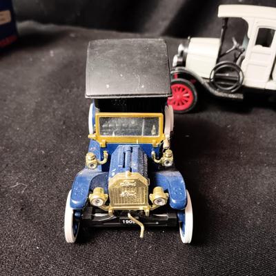 3 SCALED MODELS OF ANTIQUE VEHICLES