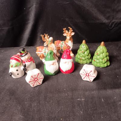 CHRISTMAS THEMED SHAKERS