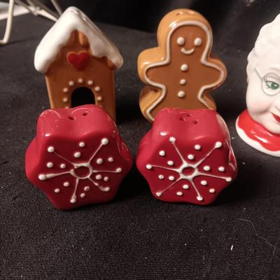 CHRISTMAS SHAKERS