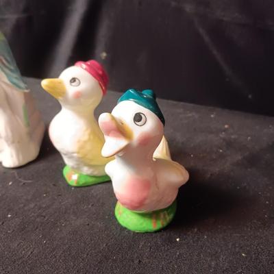 VINTAGE BIRD POT, DUCK SHAKERS AND SMALL BABY FIGURINES