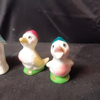 VINTAGE BIRD POT, DUCK SHAKERS AND SMALL BABY FIGURINES
