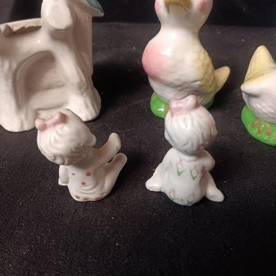 VINTAGE BIRD POT, DUCK SHAKERS AND SMALL BABY FIGURINES