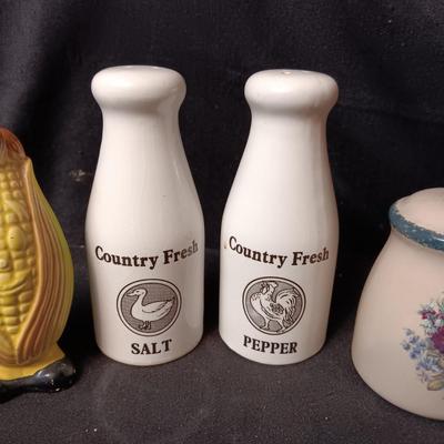 SALT & PEPPER SHAKERS