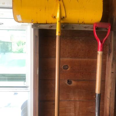Snow shovel