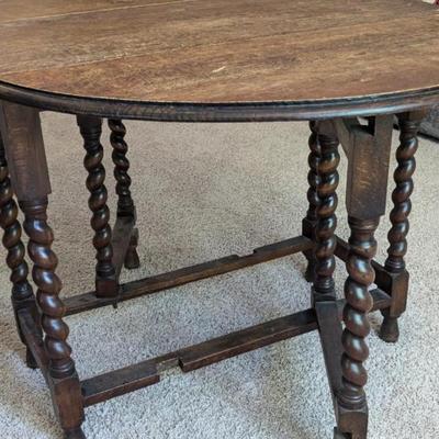 English gate leg table table and 4 chairs