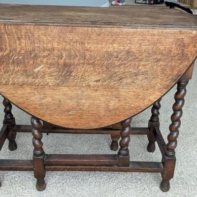 English gate leg table table and 4 chairs
