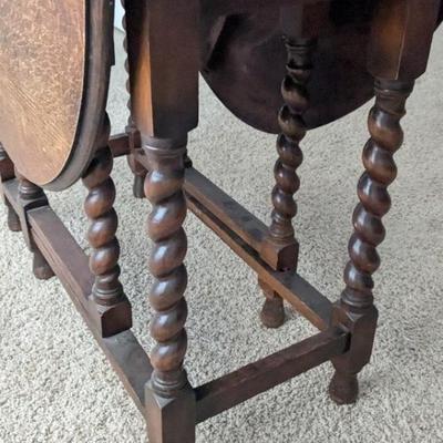English gate leg table table and 4 chairs