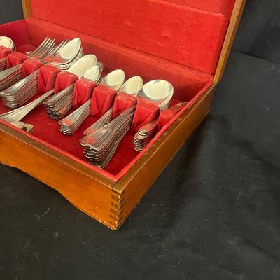 H & ES Co. Flatware With Wooden Box & More Flatware (DR-MG)