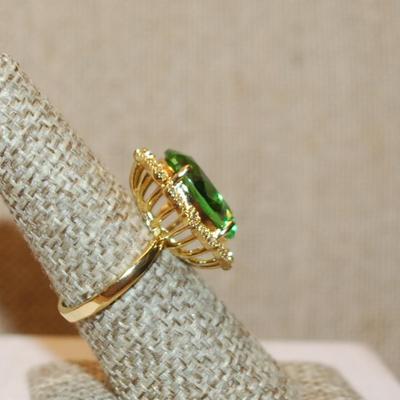 Size 7½ Large Key Lime Green Oval Stone Ring with Full Surround Nest Setting on a Gold Tone Band (5.7g)