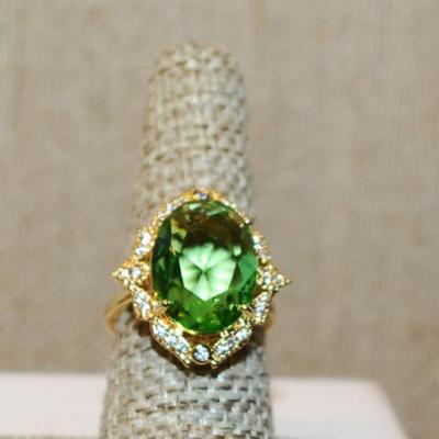 Size 7½ Large Key Lime Green Oval Stone Ring with Full Surround Nest Setting on a Gold Tone Band (5.7g)