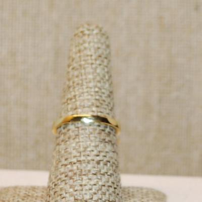 Size 7½ Large Key Lime Green Oval Stone Ring with Full Surround Nest Setting on a Gold Tone Band (5.7g)