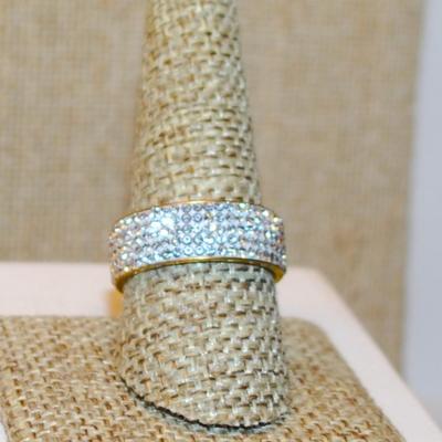 Size 9 ¼ Infinity Style Ring with 5 Rows of Glitter Stones on a Gold Tone Band (4.1g)