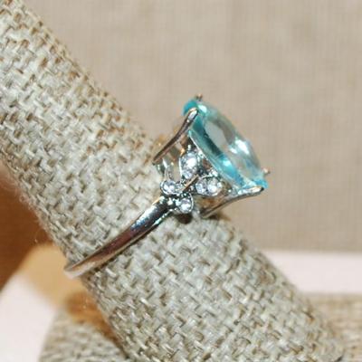 Size 8 Large Transparent Blue Stone Ring with "Butterfly" Side Accents on a Silver Tone Band (3.2g)