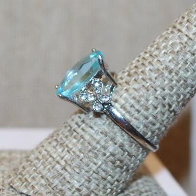 Size 8 Large Transparent Blue Stone Ring with "Butterfly" Side Accents on a Silver Tone Band (3.2g)