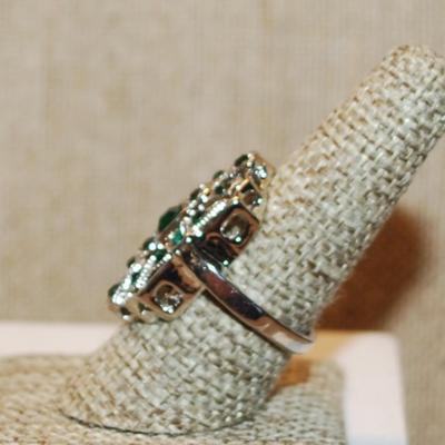 Size 8½ Large Green & Silver Cocktail Party Style Ring on a Silver Tone Band (7.4g)