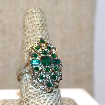Size 8½ Large Green & Silver Cocktail Party Style Ring on a Silver Tone Band (7.4g)