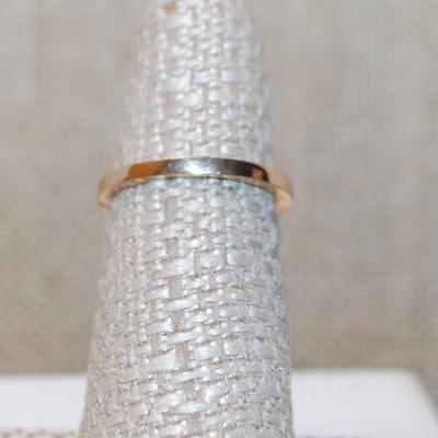 Size 5¾ Triple Pink Pear Shaped Stones Ring with Bottom Row of Clear Accents Stones on a Gold Tone Band (2.8g)