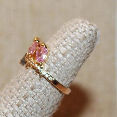 Size 5¾ Triple Pink Pear Shaped Stones Ring with Bottom Row of Clear Accents Stones on a Gold Tone Band (2.8g)