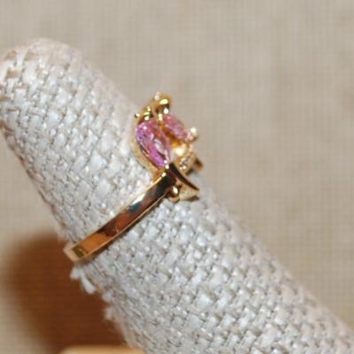 Size 5¾ Triple Pink Pear Shaped Stones Ring with Bottom Row of Clear Accents Stones on a Gold Tone Band (2.8g)