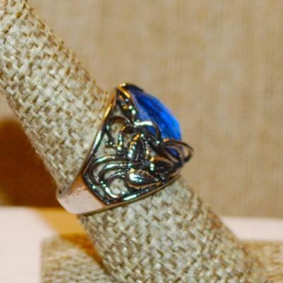 Size 8 Marked .925 Blue Pear Cut Stone Ring with a Graphic Designed Flowered Silver Band (6.3g)