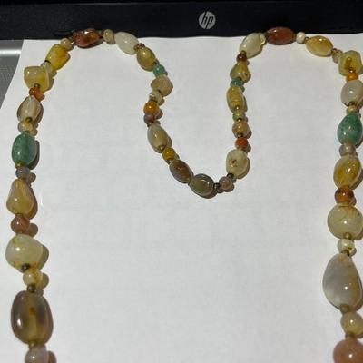 Vintage 32" Agate/Quartz Bead Necklace in Good Preowned Condition as Pictured. (Jewelry #59).
