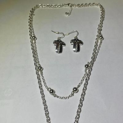 New Never Worn 18-20" Silver-toned Rhinestone Cross 1.75" Tall Necklace w/Matching Earrings in Very Good Condition as Pictured....