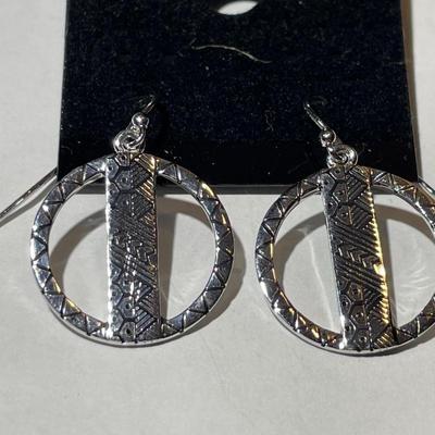 New Never Used Sterling Silver .925 Dangling Round Disc Shaped Earrings as Pictured. (Jewelry #74).