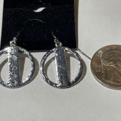 New Never Used Sterling Silver .925 Dangling Round Disc Shaped Earrings as Pictured. (Jewelry #74).