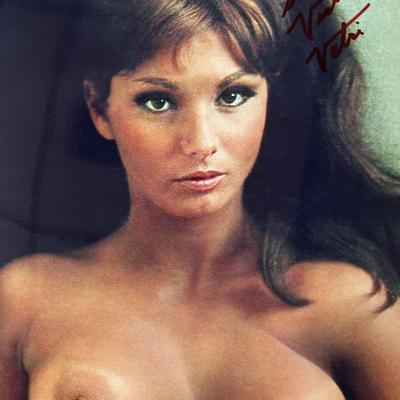 Victoria Vetri signed photo